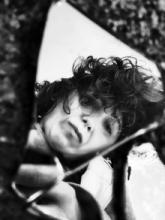 Sóc la Carol, tot i que a les xarxes em coneixen pel pseudònim Chumbea. Enamorada i aficionada de la fotografia i l’escriptura, em defineixo com una persona creativa i inquieta.  Des dels 12 anys, quan una càmera va arribar a les meves mans, no he deixat de capturar instants. La meva fotografia neix de la necessitat de mostrar el món a través de la meva pròpia mirada, capturant allò que m’emociona i m’inspira. Gaudeixo compartint, aprenent dels altres i evolucionant constantment.